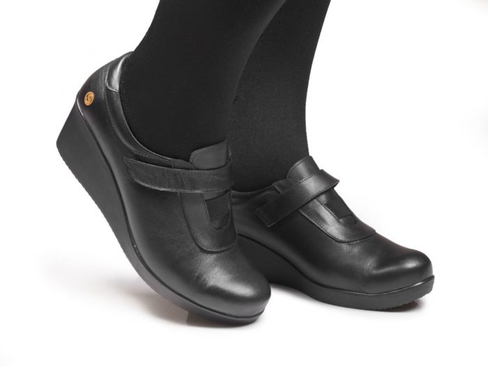 عکس مدل کفش لژدار زنانه طبی لنا سیاه