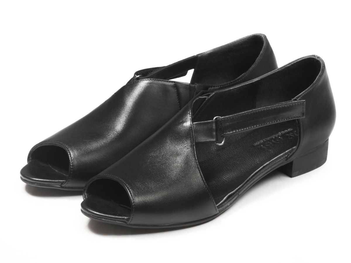کفش زنانه تخت جلوباز مدل بیندا رنگ سیاه